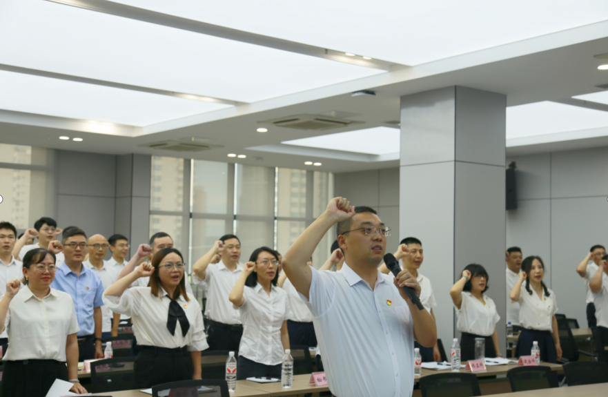 法治先锋闪耀党旗下！涪陵律师行业先进获表…